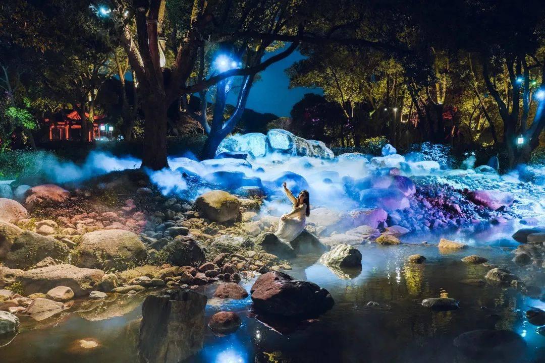 奔驰车插队引擎盖被砸出坑?当地公安回应